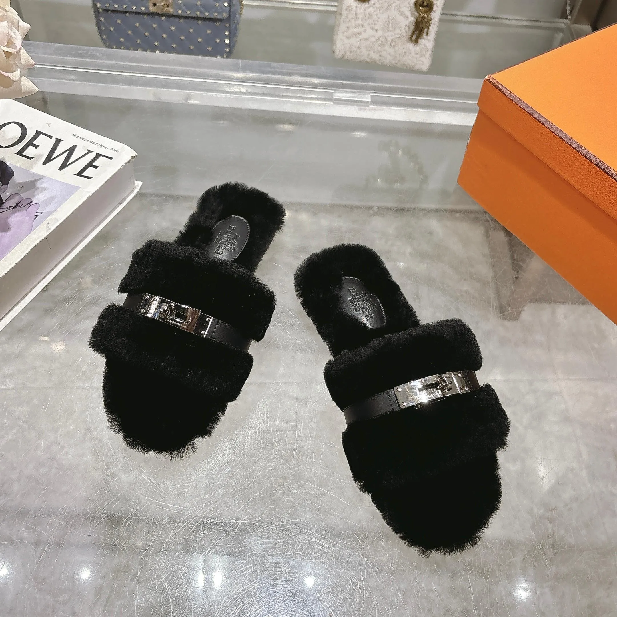 👟👟Ex-factory price 500👟👟 Purchasing agent level Hermes Hermès second uncle hair slippers are in stock all year round. 2025 new and new colors official website, Xiaohongshu synchronizes the latest color matching Hermès hot models are hot online, upgraded workmanship, high quality! Fashionable small wool H-trailers, autumn and winter style flat-soled wool mop, can be customized without standard, non-refundable and non-exchangeable. Fabric: Imported lamb's roll real wool. Lining: Imported lamb's roll real wool. Outsole: Genuine leather outsole. Size: 35-43, [Note: 41, 42, 43 customized]